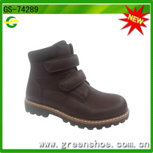 Bota de deporte infantil con velcro